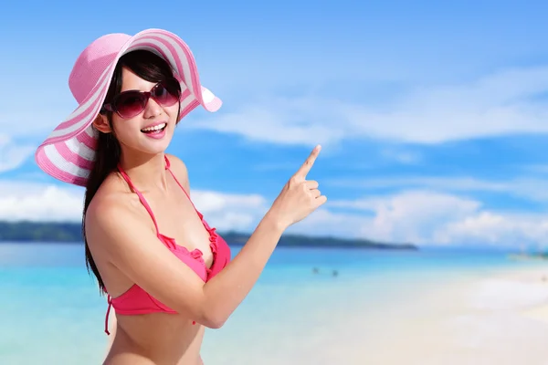 Chica posando en la playa — Foto de Stock