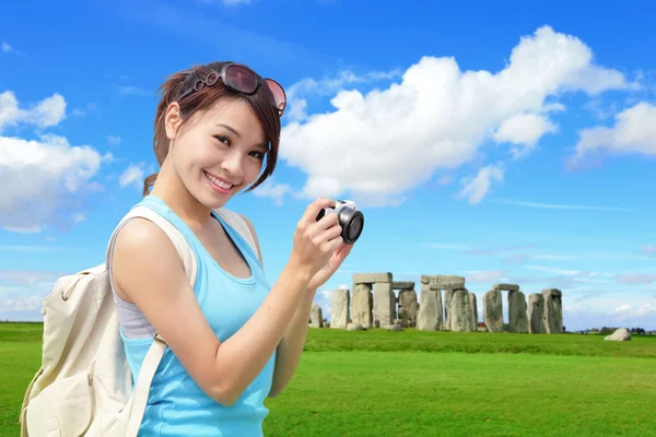 Mujer feliz viajar en Inglaterra — Foto de Stock