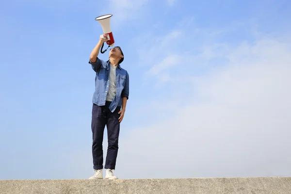 若い男が怒鳴っています。 — ストック写真