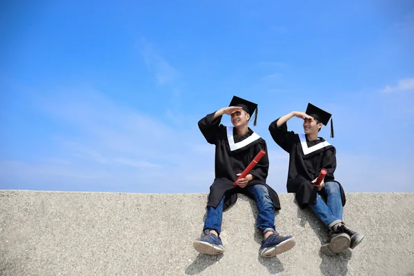 Studenti při pohledu na oblohu — Stock fotografie