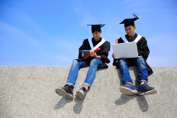 Estudiante graduado usando computadoras — Foto de Stock