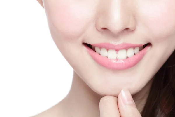 Mulher com rosto bonito sorrindo — Fotografia de Stock