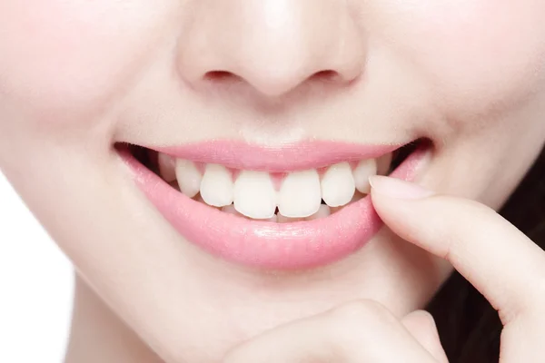 Mujer con cara hermosa sonriendo — Foto de Stock