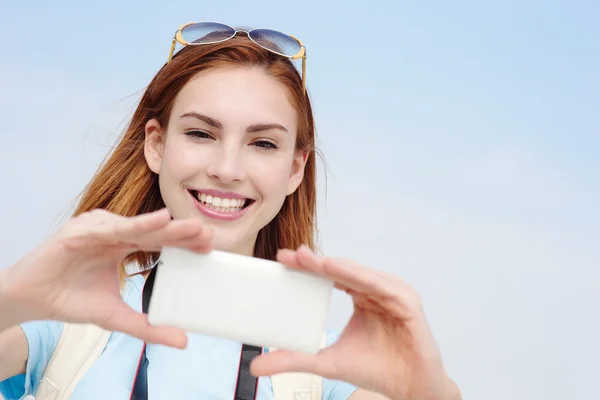 Mujer tomar una foto selfie — Foto de Stock