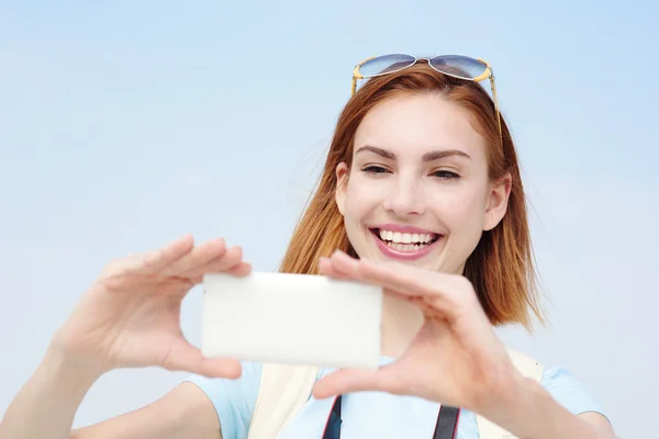 Mulher tirar uma foto selfie — Fotografia de Stock