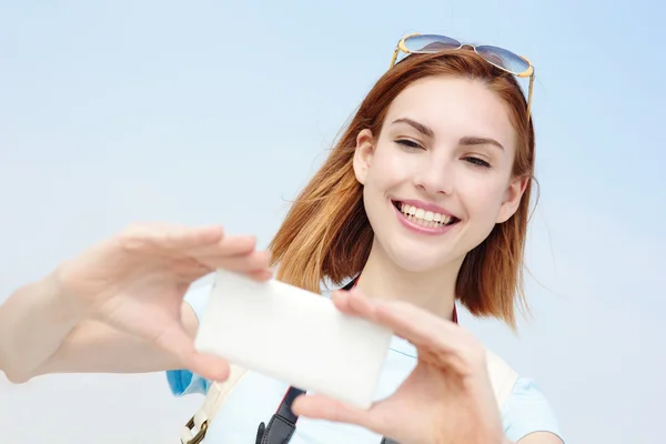 Frau macht Selfie-Foto — Stockfoto