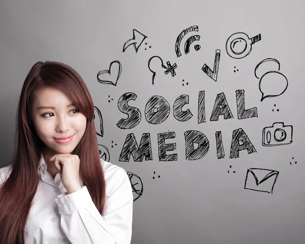Üzleti nő néz ki a szociális média szöveg — Stock Fotó