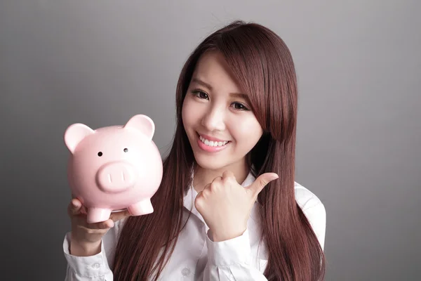 Zakenvrouw met piggy bank — Stockfoto