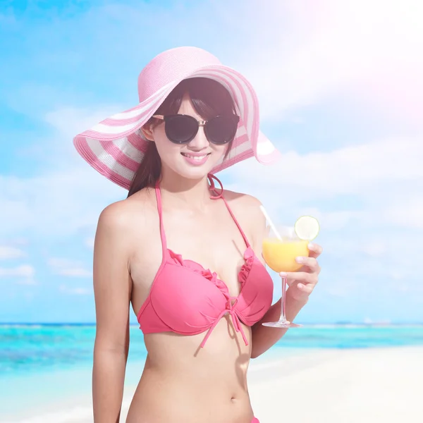 Sommer und glückliches Bikini-Mädchen — Stockfoto