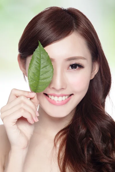 Retrato de rosto de mulher com folha verde — Fotografia de Stock