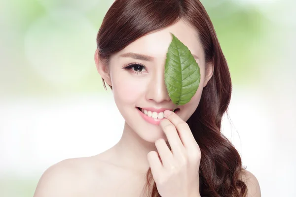 Woman face portrait with green leaf — Stock Photo, Image