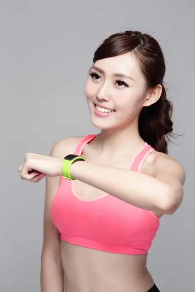 Deporte mujer usando reloj inteligente — Foto de Stock