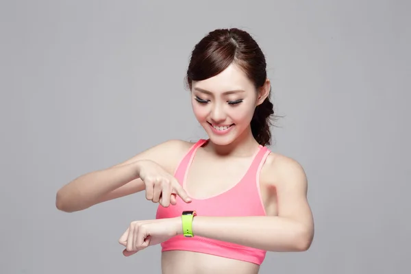 Donna sportiva indossando orologio intelligente — Foto Stock