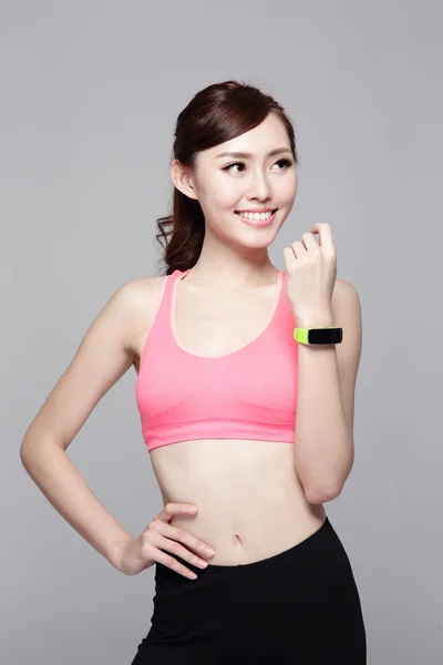 Donna sportiva indossando orologio intelligente — Foto Stock
