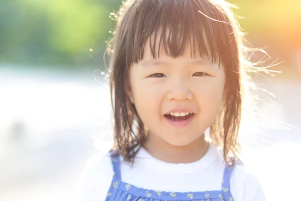 Glad söt liten flicka — Stockfoto