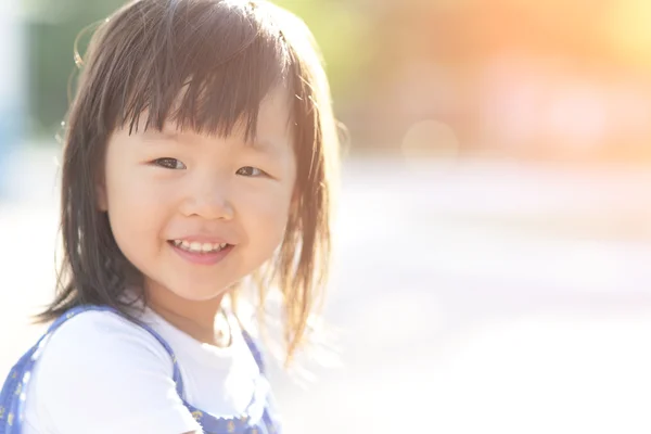 Mutlu sevimli küçük kız — Stok fotoğraf