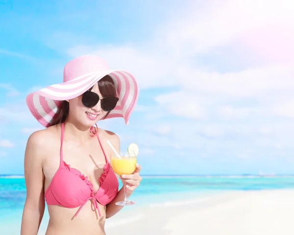 Lato i szczęśliwy bikini dziewczynka — Zdjęcie stockowe