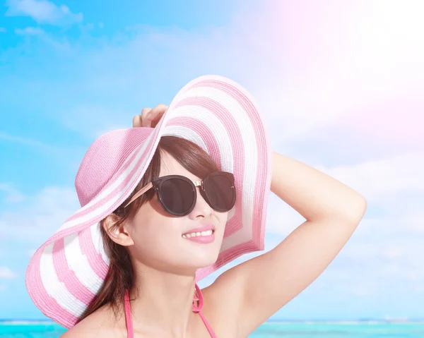 Lato i szczęśliwy bikini dziewczynka — Zdjęcie stockowe