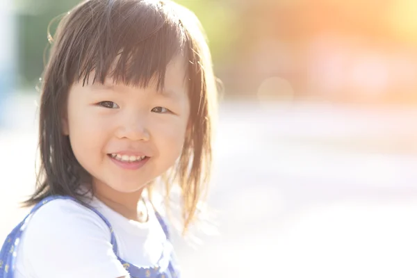 Glad söt liten flicka — Stockfoto