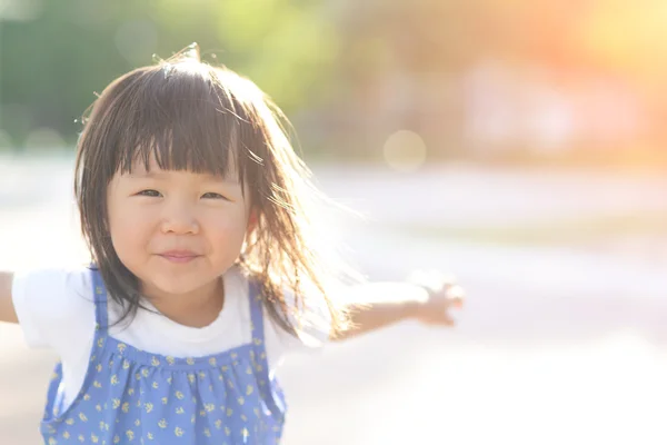 Glad söt liten flicka — Stockfoto