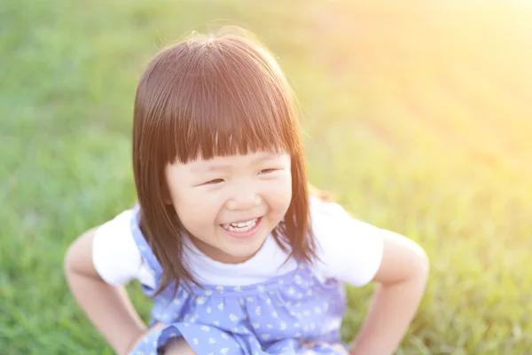 Glad söt liten flicka — Stockfoto