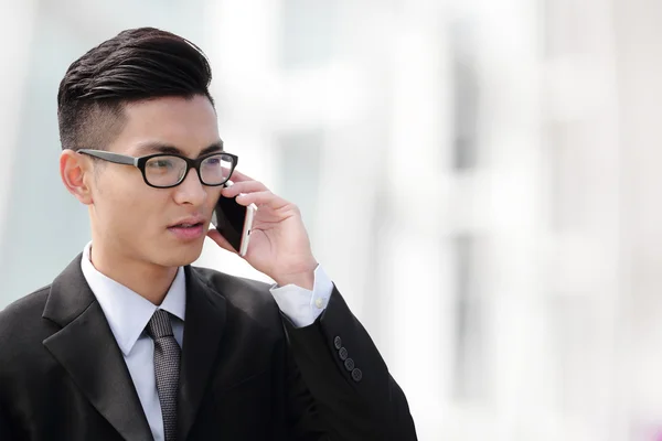 Homem de negócios falando no telefone inteligente — Fotografia de Stock