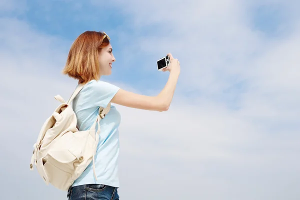 Glückliche Reisefrau benutzt Kamera — Stockfoto