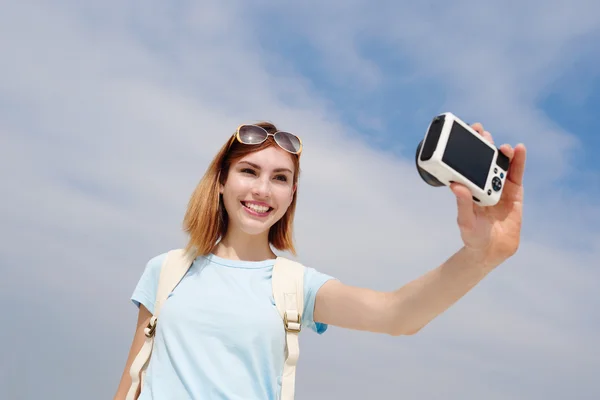 Glückliche Reisefrau macht Selfie — Stockfoto