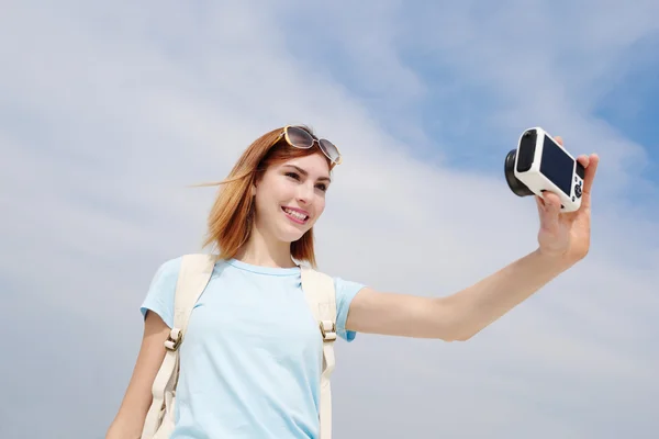 Feliz viaje mujer tomar selfie —  Fotos de Stock