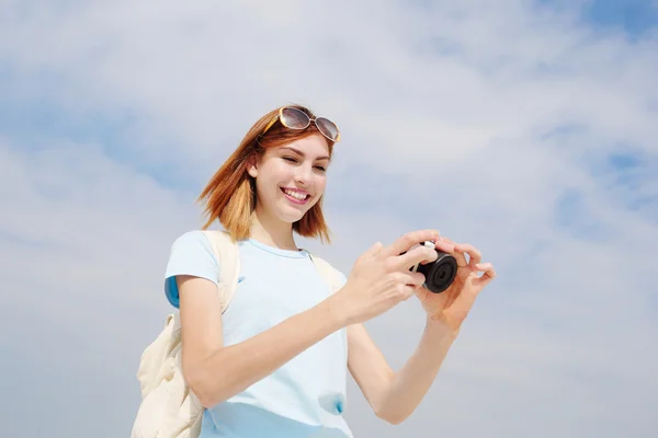 Feliz viaje mujer uso de la cámara — Foto de Stock