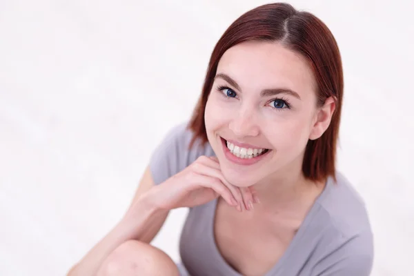 Giovane donna felice sorriso — Foto Stock