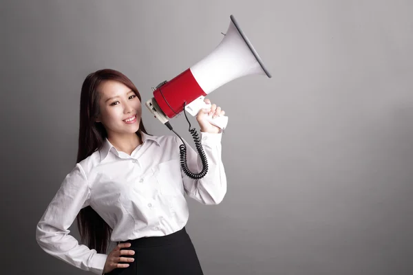 Mulher de negócios gritando com megafone — Fotografia de Stock