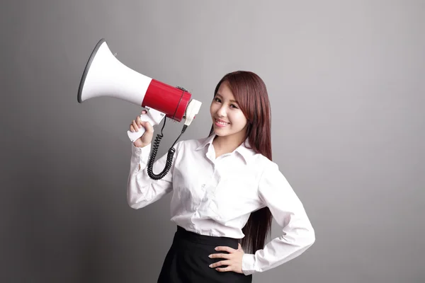 Mulher de negócios gritando com megafone — Fotografia de Stock