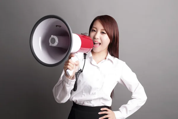 Mulher de negócios gritando com megafone — Fotografia de Stock