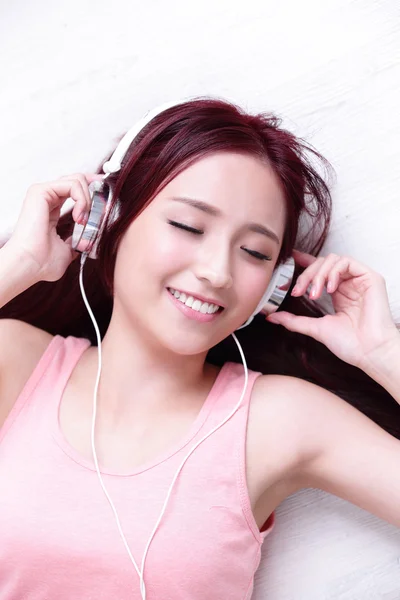 Mujer disfrutando de la música — Foto de Stock