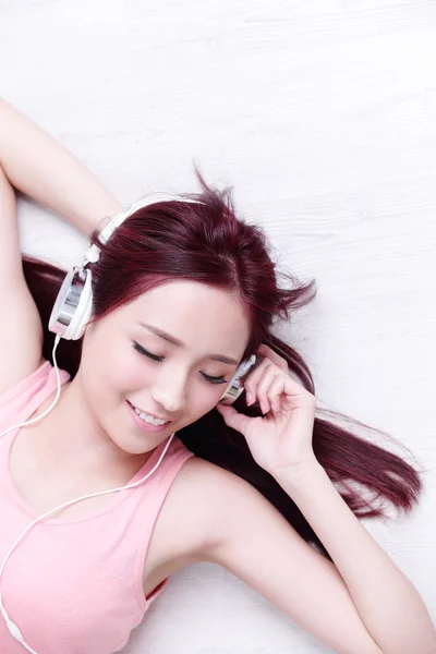 A nő élvezi a zenét. — Stock Fotó