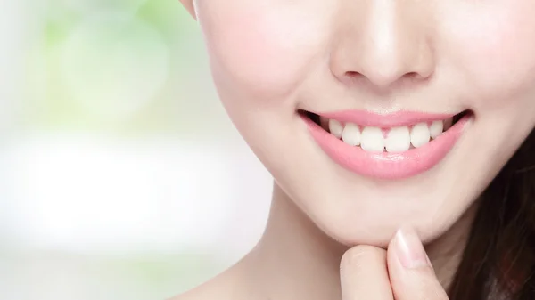 Dientes de salud mujer joven — Foto de Stock