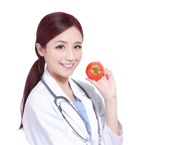 Mulher médico segurando tomate — Fotografia de Stock