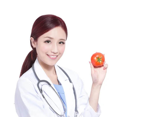 Doctor sosteniendo tomate y estetoscopio — Foto de Stock