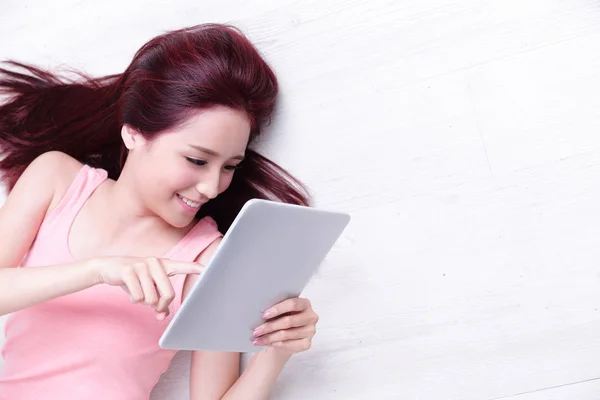 Vrouw met tablet pc — Stockfoto