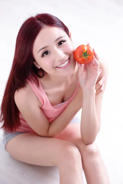 女の子を示すトマト — ストック写真