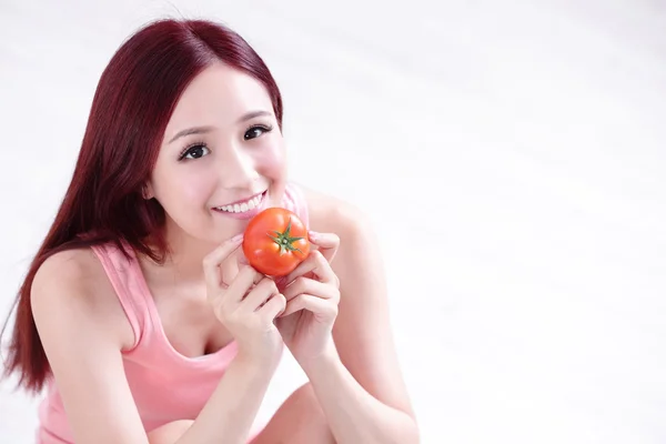 Fille montrant la tomate — Photo