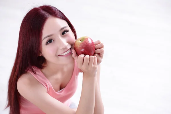 Девушка показывает яблоко — стоковое фото
