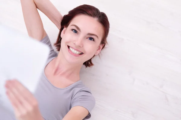 Glückliche Frau mit Tablet-PC Stockbild