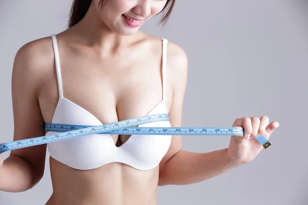 Ywoman checking her breast measurement — Stock Photo, Image