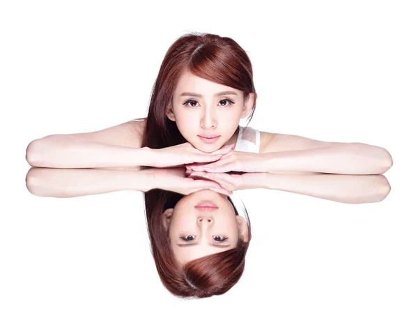 Mujer acostada en el espejo — Foto de Stock
