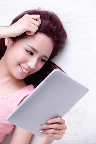 Woman  using digital tablet — Stock Photo, Image