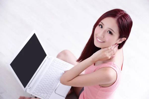 Woman  using laptop — Stock Photo, Image