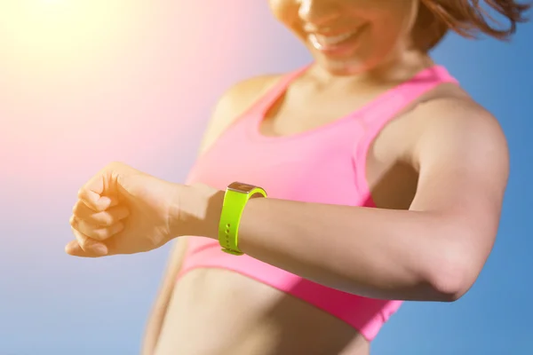 运动型女人穿着智能手表 — 图库照片