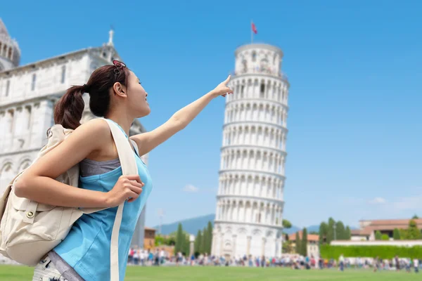 Woman wijzend op de toren van Pisa — Stockfoto
